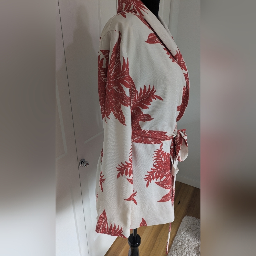Fashion Nova New Tropical Red and White Wrap Blazer, Size 1x - Picture 5 of 6